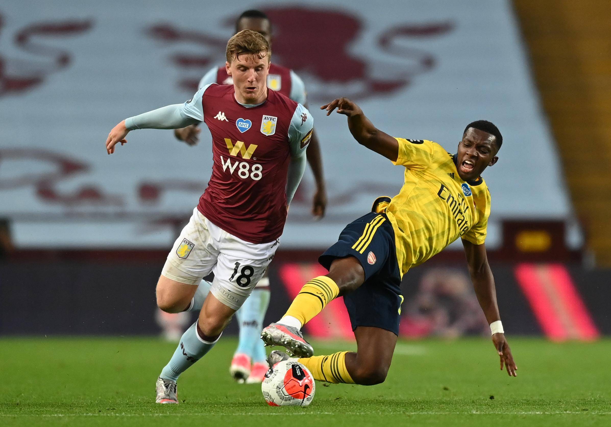 阿森纳遭遇伤病打击：莫斯克拉缺阵几周，维拉绝杀险胜（阿森纳伤情雪上加霜：莫斯克拉将休战数周，维拉补时绝杀惊险告捷）