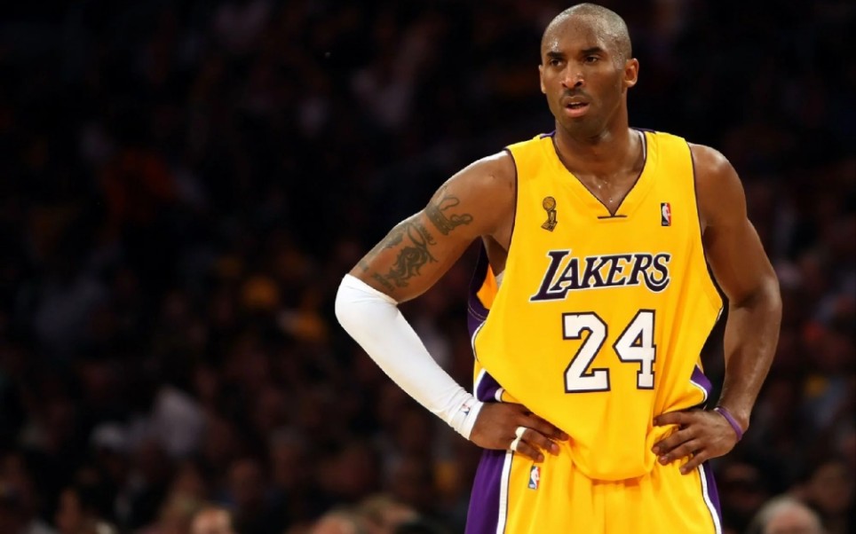 这不应该啊！刘佳鑫跟进空篮不中 自己抱头懊恼（刘佳鑫跟进空篮竟未命中，抱头懊恼：这球不该丢）